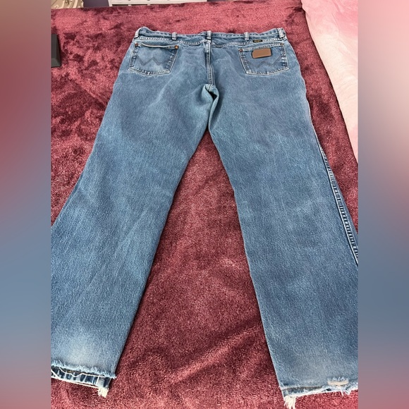 Gently used men’s Wrangler jeans - Picture 2 of 9